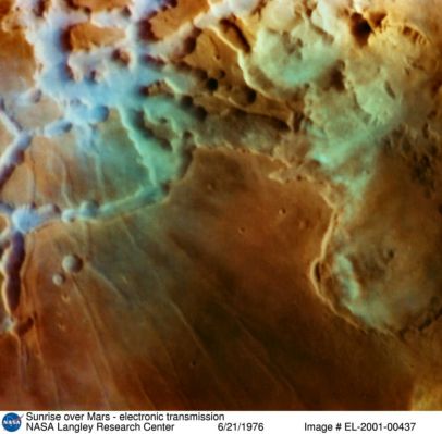 Sunrise over Mars (Extremely Enhanced Natural Colors; credits for the additional process. and color.: Dr Paolo C. Fienga - Lunexit Team)
Dal bellissimo Sito di Keith Laney (http://keithlaney.net/) - che Vi suggeriamo di andare a visitare - un'immagine conosciuta, "datata" (siamo ai tempi del Viking Orbiter 2), ma pur sempre affascinante: nuvole stratiformi (o nebbie?!?) di ghiaccio d'acqua che assumono, grazie ai raggi del Sole che sta appena sorgendo, riflessi celesti, azzurrini e verdi.

Una splendida immagine: e non si può dire nulla di più.
Parole chiave: Mars from orbit - Morning Clouds